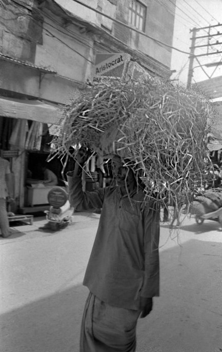  noszenie  na głowie - Main Bazar polowa lat 80 tych