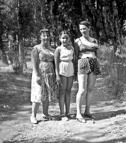 Irena i Lili Glanz wraz z Erną Rosenstein,  zalesiony teren w Izraelu, lata 60 te