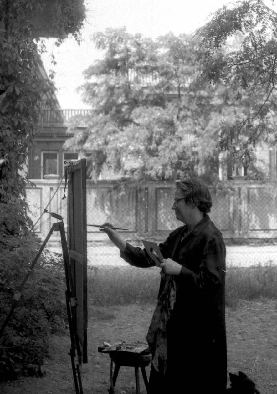Erna Rosenstein ze sztalugami przed domem przy ul Iwickiej