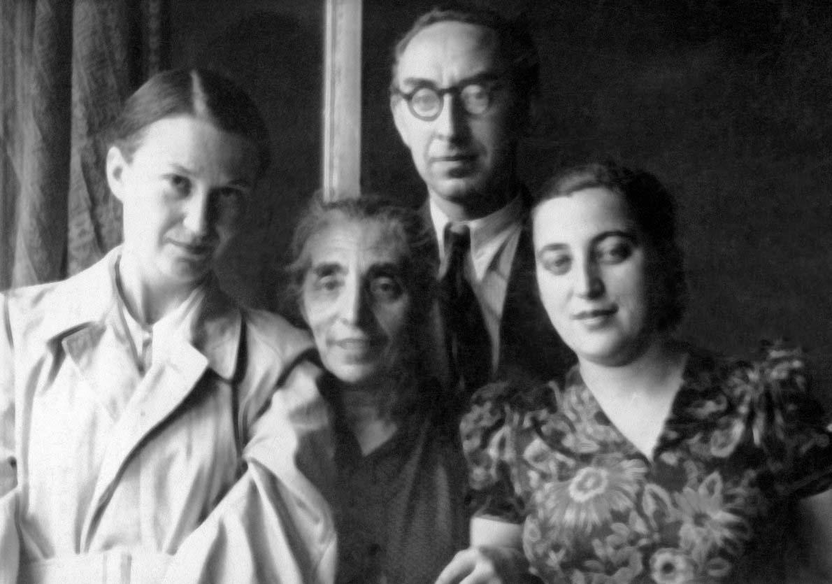 Erna Rosenstein, Berta Sandauer, Artur Sandauer i Irena Glanz jeszcze przed emigracją z Polski babki i ciotki rok 1949